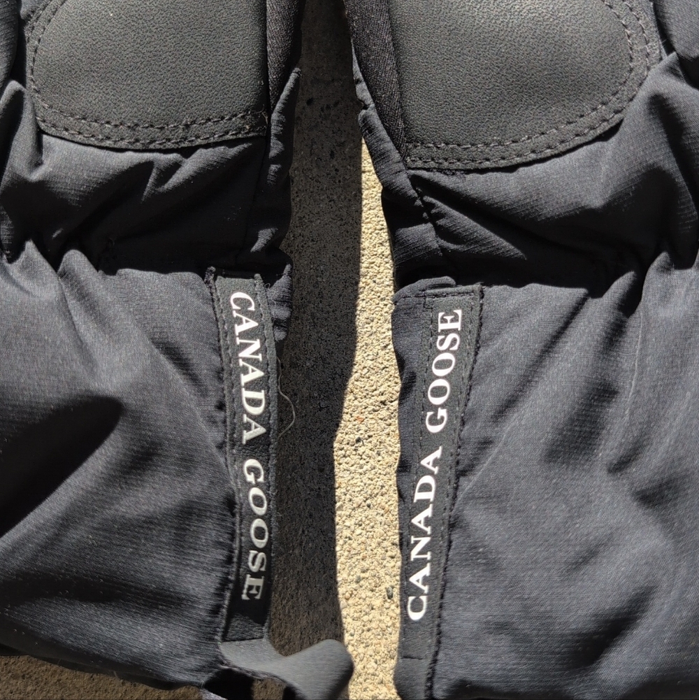 Canada Goose Puffer Quilted Shell Mittens Black Size M/M - Picture 3 of 4